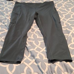 Lululemon teal capri pants